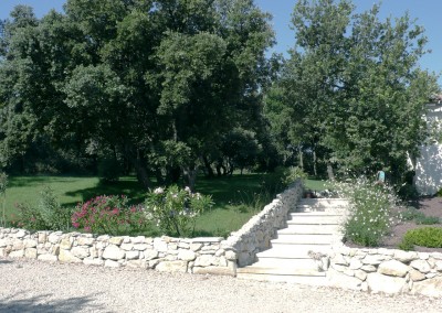 Murs en pierre autour du gazon près de Saint Rémy de Provence