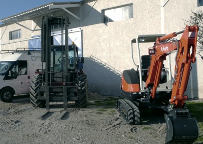 Manitou et pelle mécanique